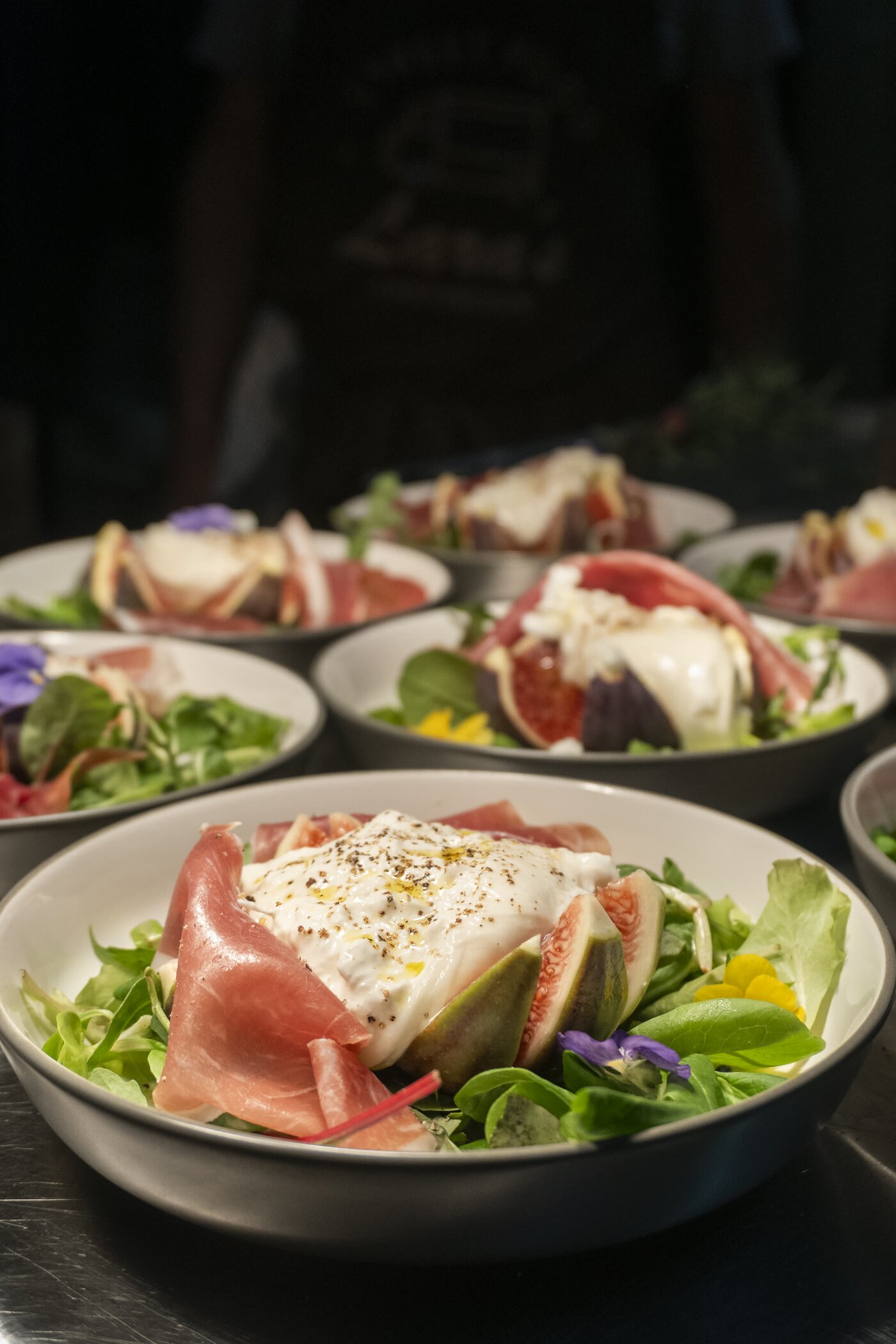 Burrata-Salat, angerichtet für ein Catering