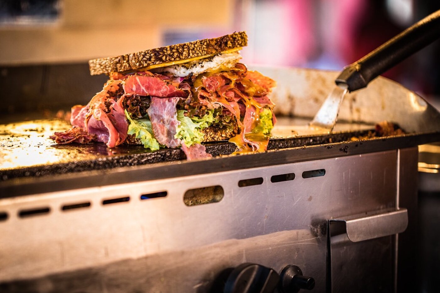 Pastrami wird auf dem Grill des Foodtrucks zubereitet