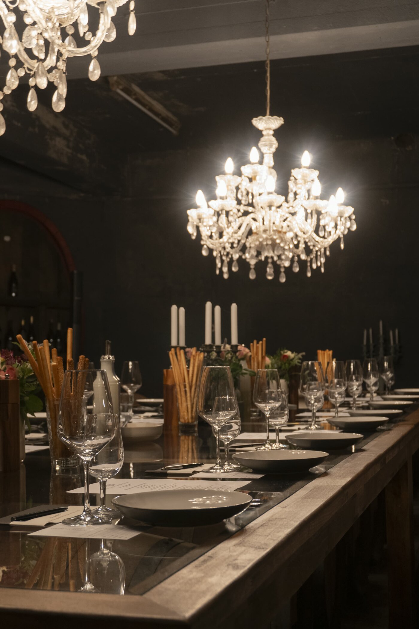 Catering-Tisch mit Kerzenlicht bei einer Hochzeit