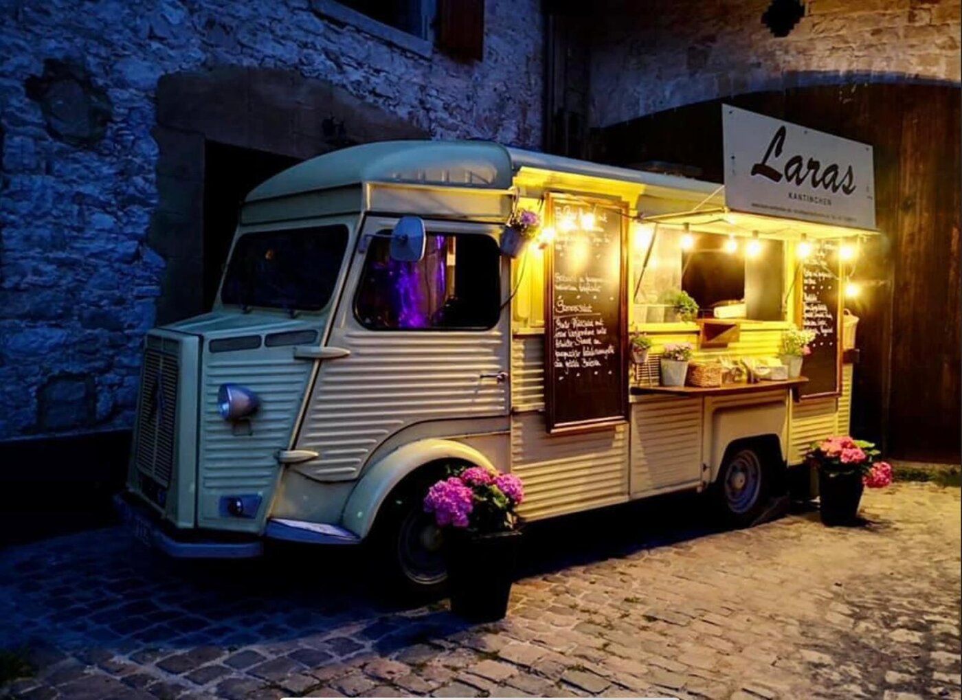 Laras Kantinchen Foodtruck bei Nacht
